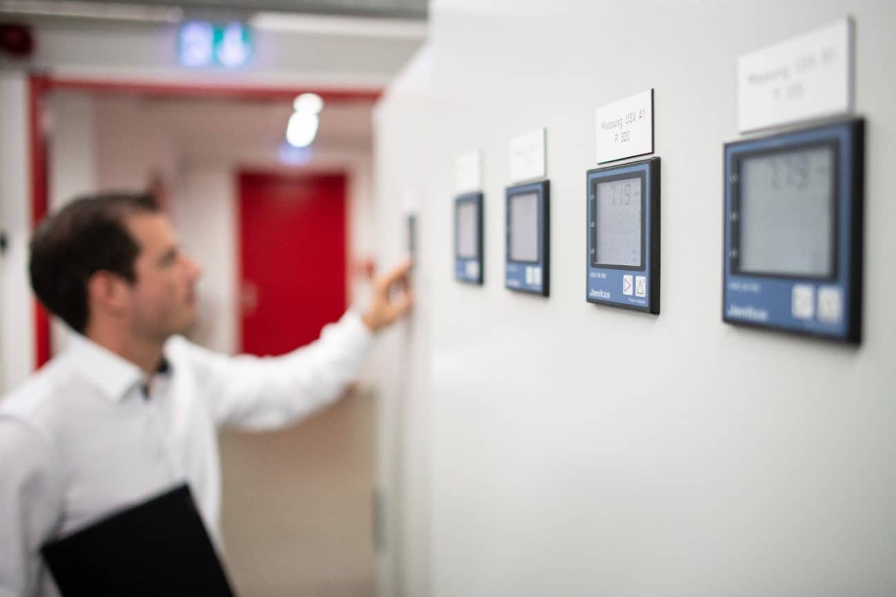 Prior1 Mitarbeiter prüft Funktionalität der USV Anlage im Rechenzentrum