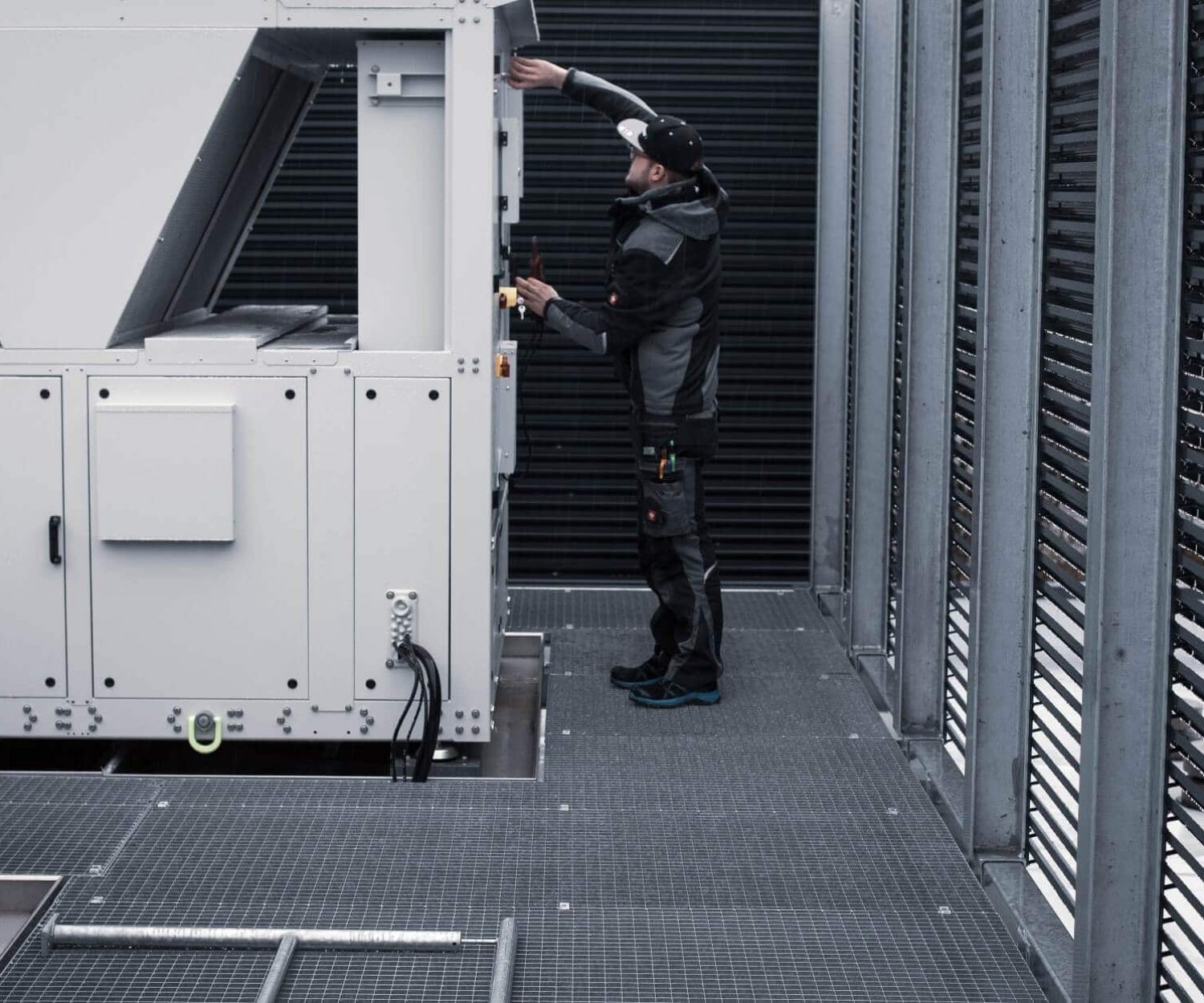 Klimaanlage auf dem Dach des Rechenzentrums wird vom Prior1 Servicetechniker gewartet